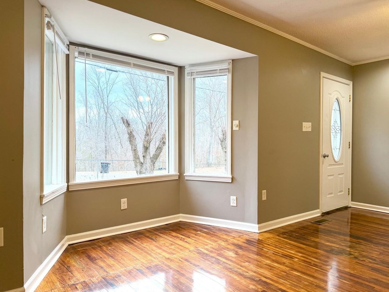 838 Potters Ln - Photo 4 of 21