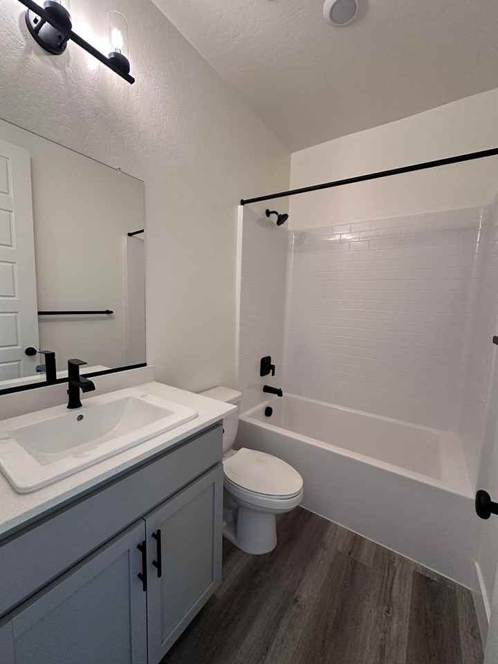 2405 N Fontana St - Photo 2 of 11