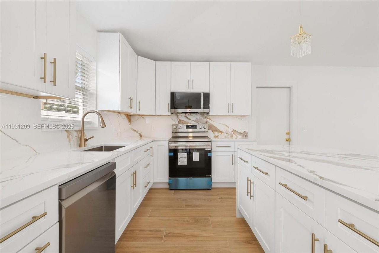 102 Sw 13th Ave - Photo 2 of 17