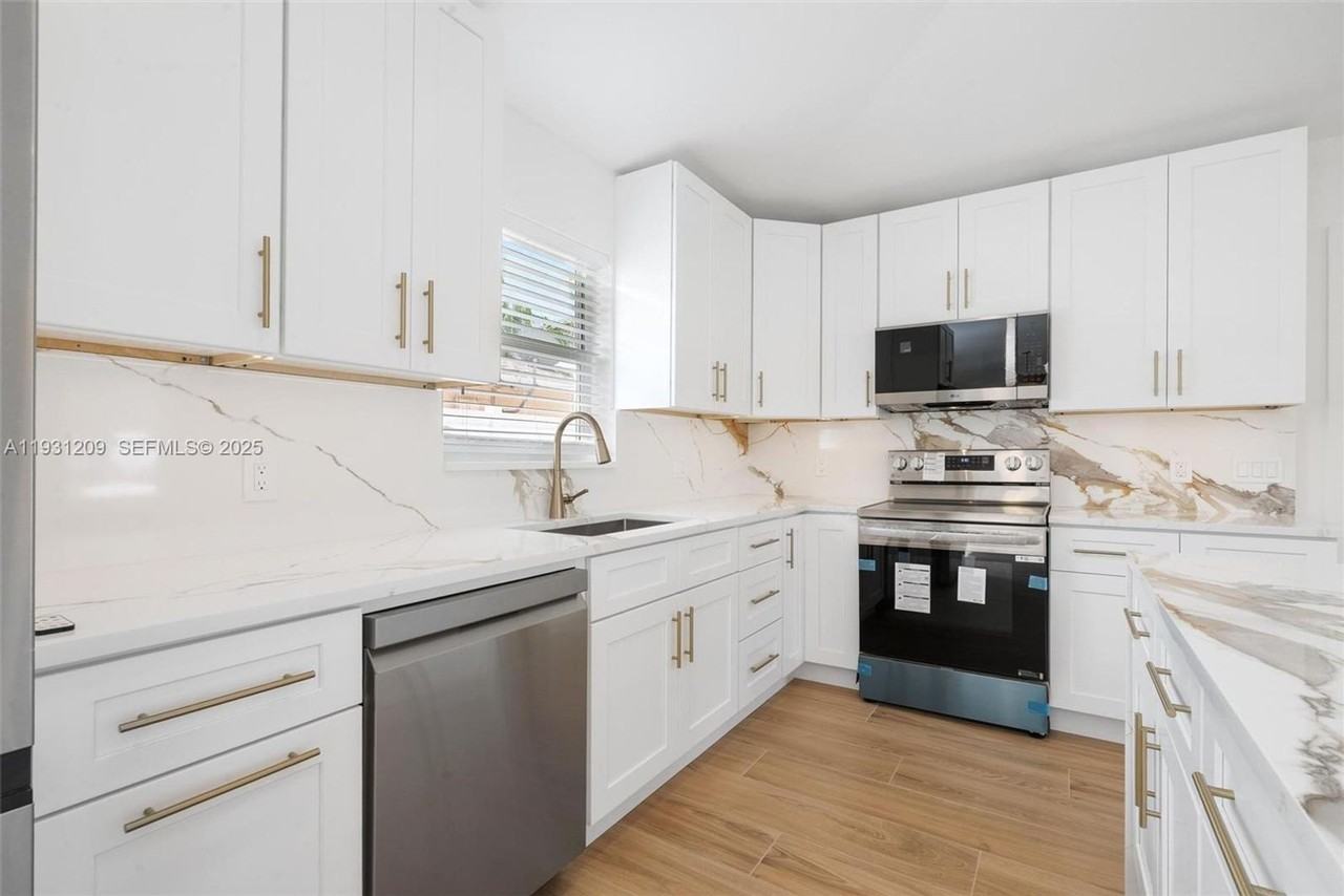 102 Sw 13th Ave - Photo 3 of 17