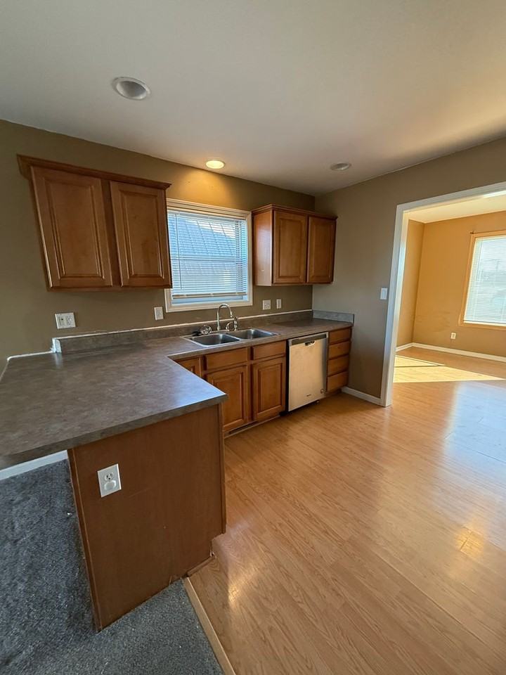 1142 Southwind Ct - Photo 5 of 16