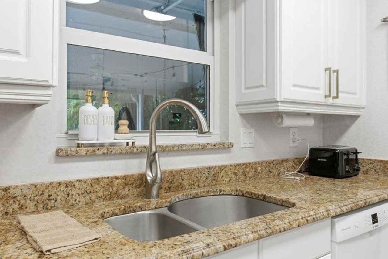 1905 Meadow Ct - Photo 2 of 17