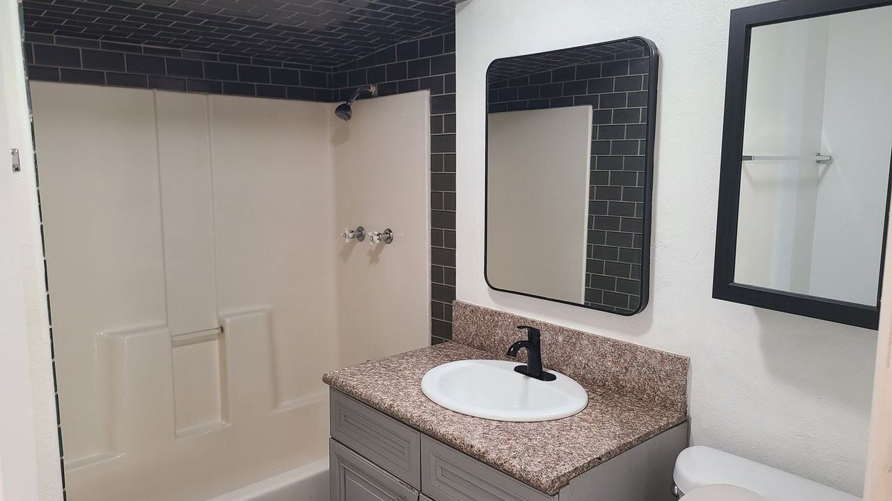 410 N Buena Vista St - Photo 7 of 9