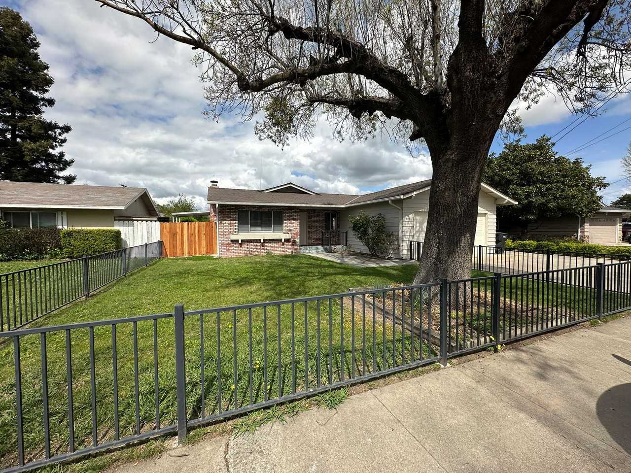 1613 Carnation Ct - Photo 2 of 33