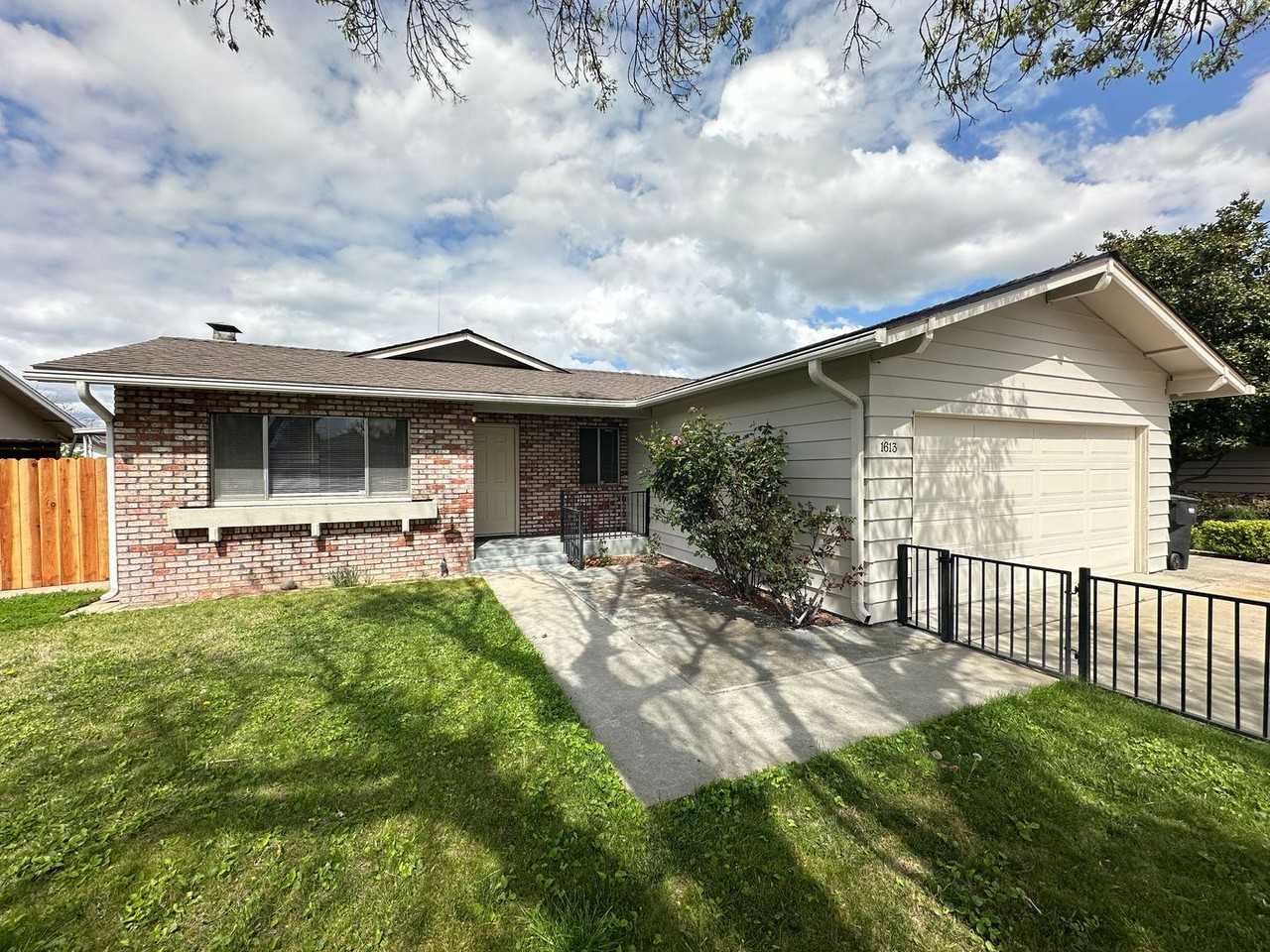 1613 Carnation Ct - Photo 3 of 33