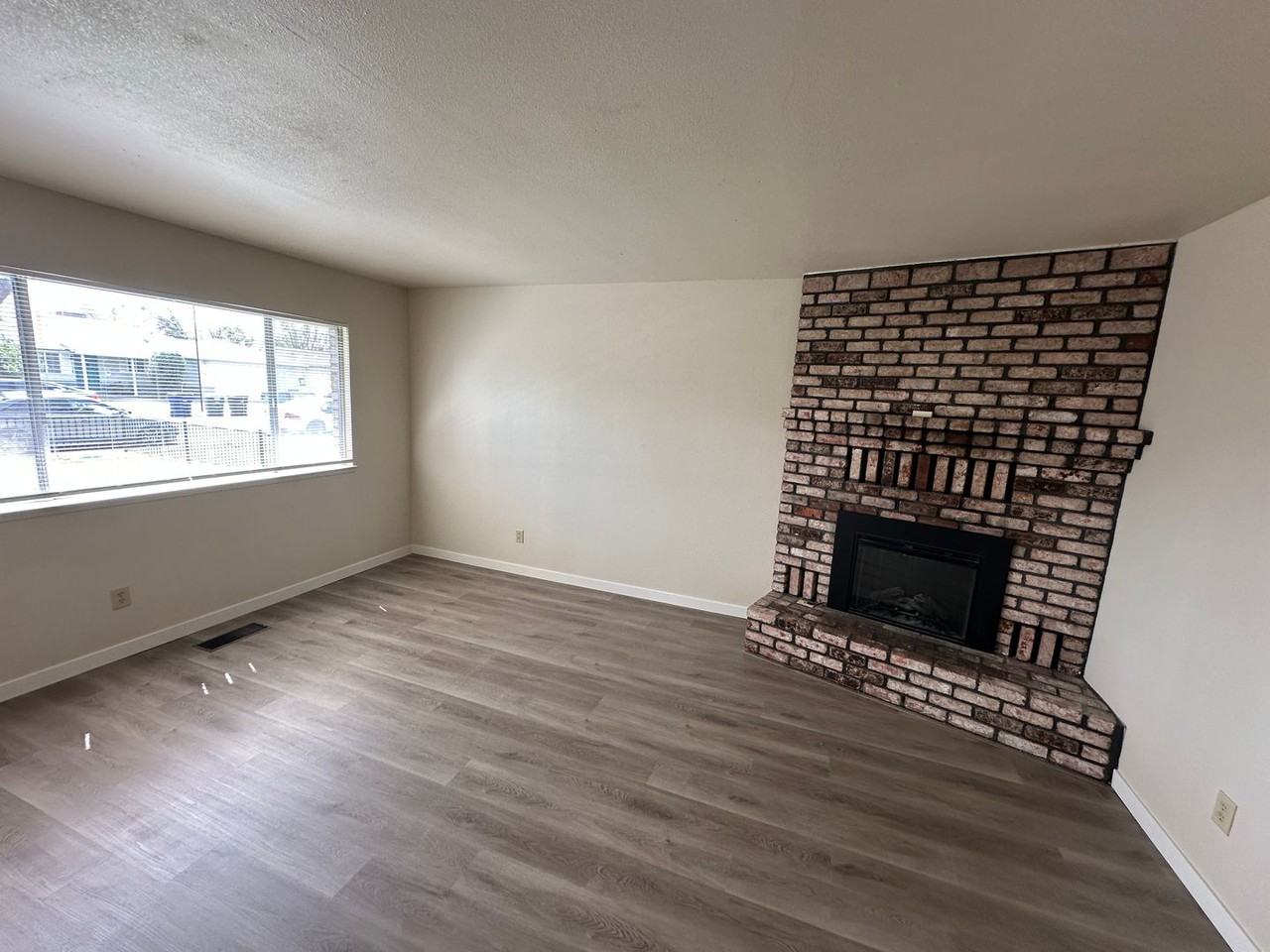 1613 Carnation Ct - Photo 7 of 33