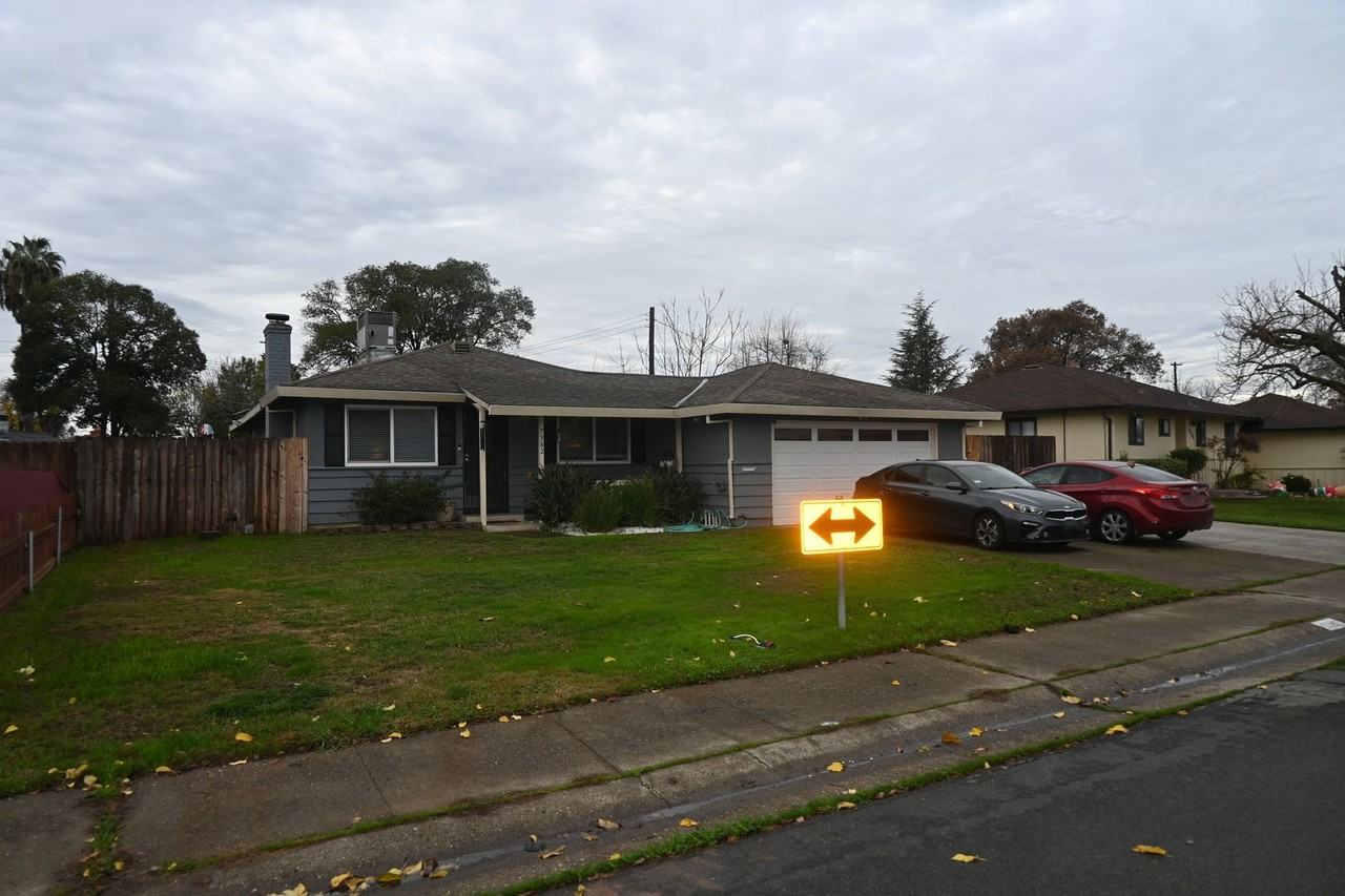 7382 Stratford St - Photo 2 of 18