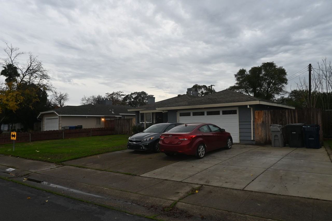 7382 Stratford St - Photo 3 of 18