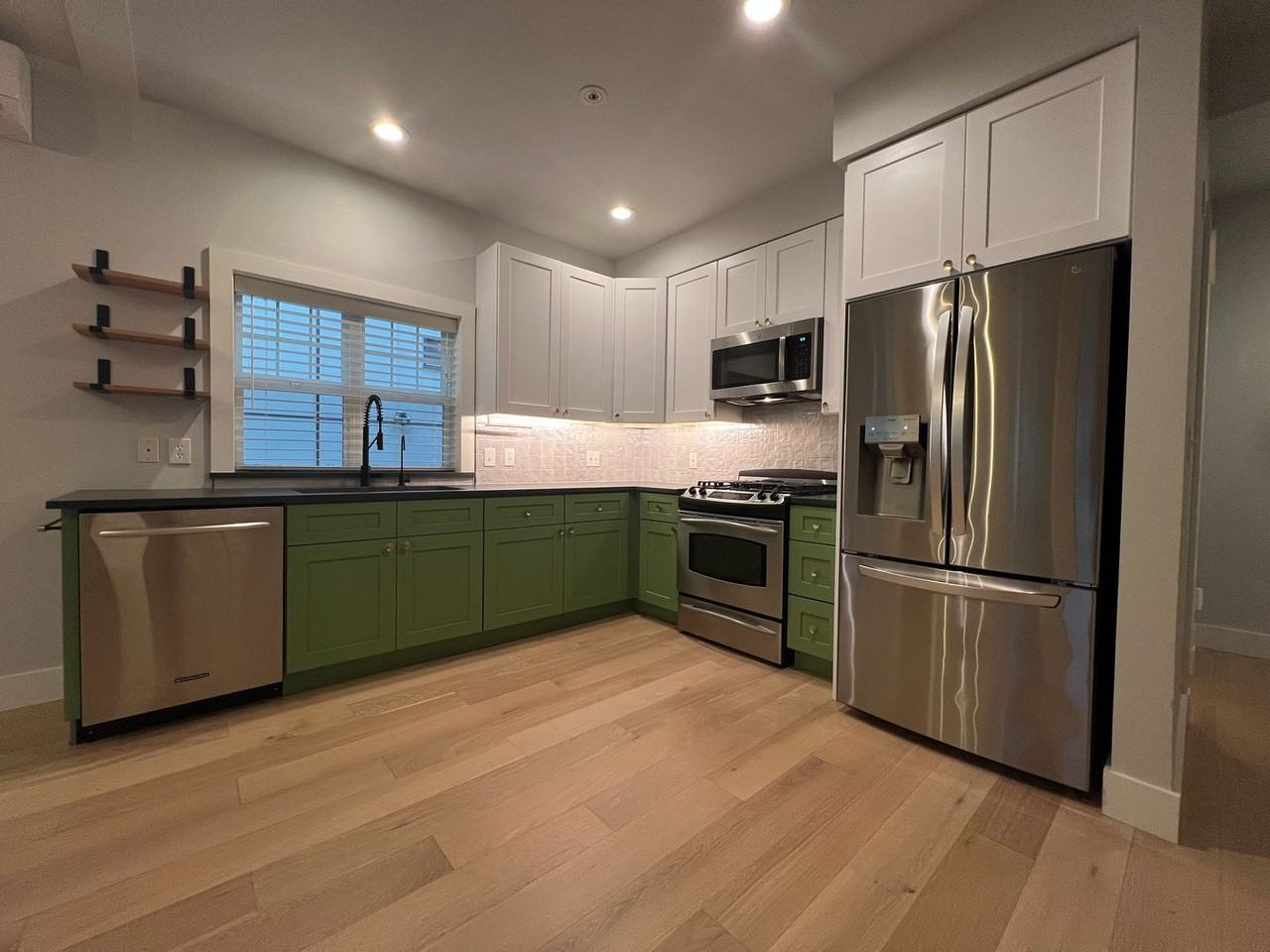 414 Malden Ave E - Photo 3 of 19