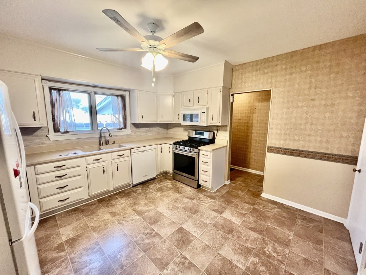 1125 Upper Mountain Rd - Photo 2 of 28
