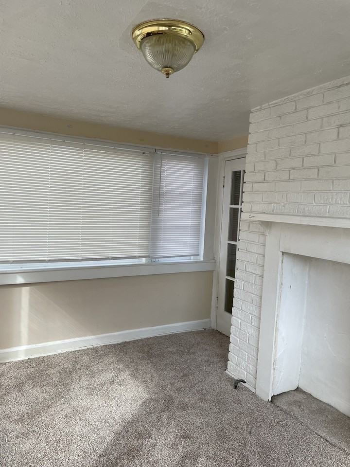 1024 1/2 6th St - Photo 2 of 9