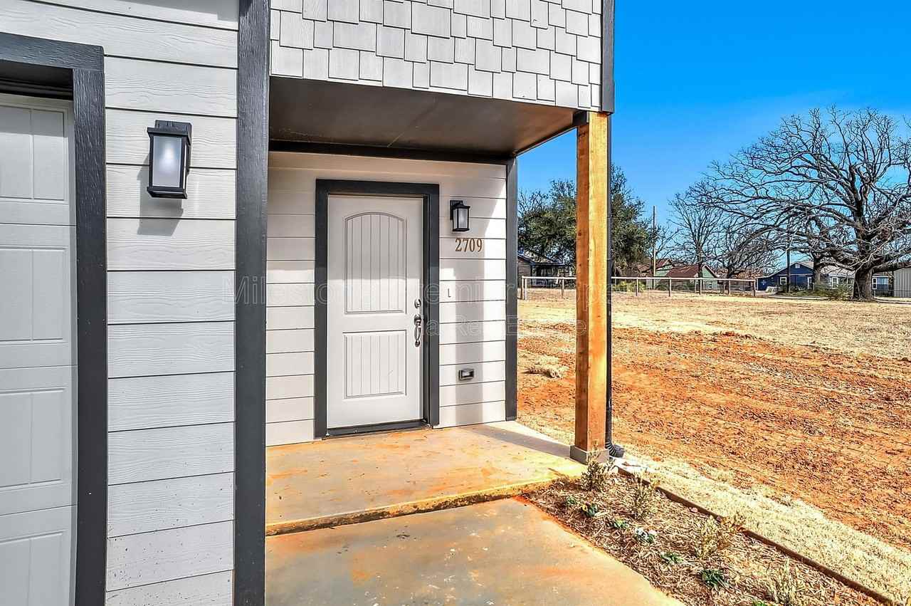 2709 W Washington St - Photo 2 of 10