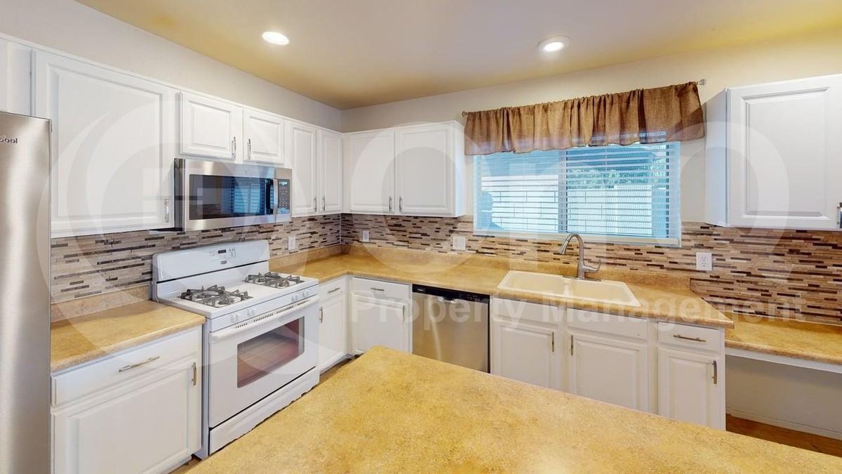 1096 W Camino Hombre Viejo - Photo 3 of 18