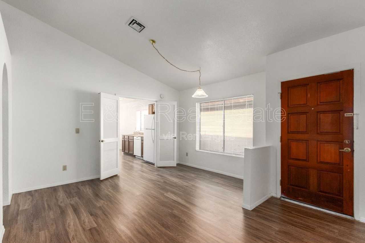 7331 W Paradise Dr - Photo 4 of 24