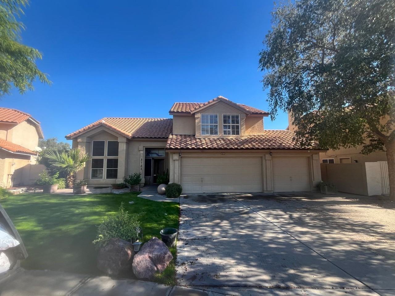 3721 S Hawthorn Dr - Photo 2 of 21