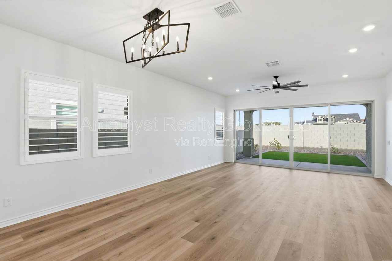 15660 W Pershing St - Photo 5 of 33