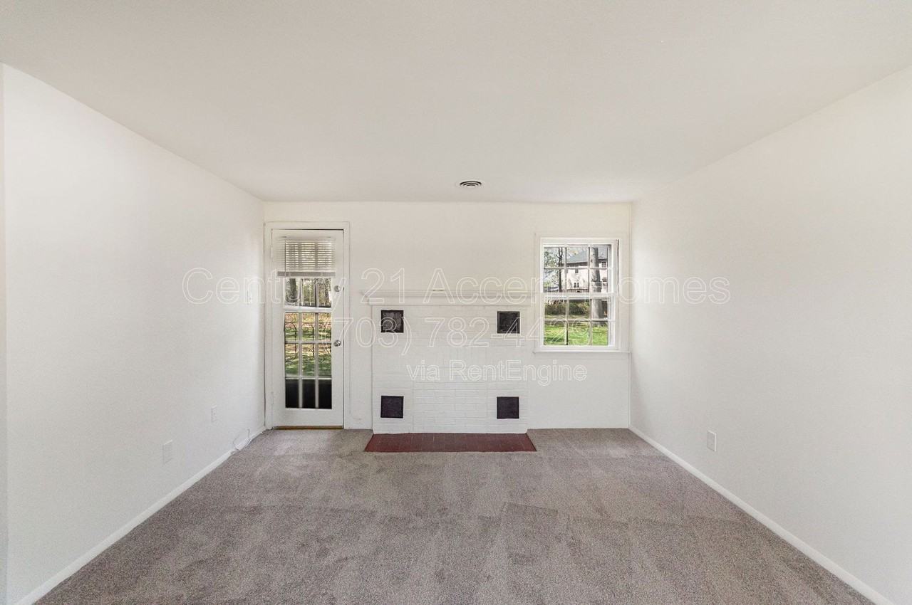 7800 Schelhorn Rd - Photo 6 of 33