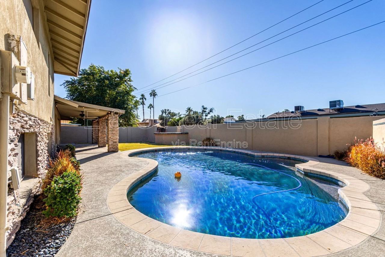 3912 S Elm St - Photo 2 of 41