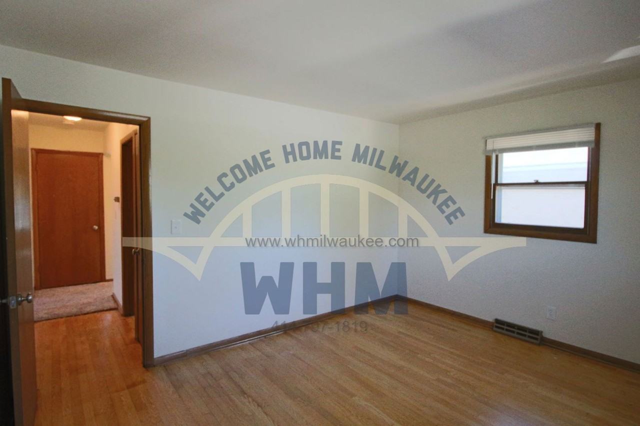 8526 W Appleton Ave - Photo 6 of 13