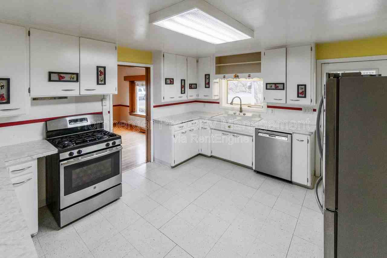 2324 E South Crescent Ave - Photo 2 of 40