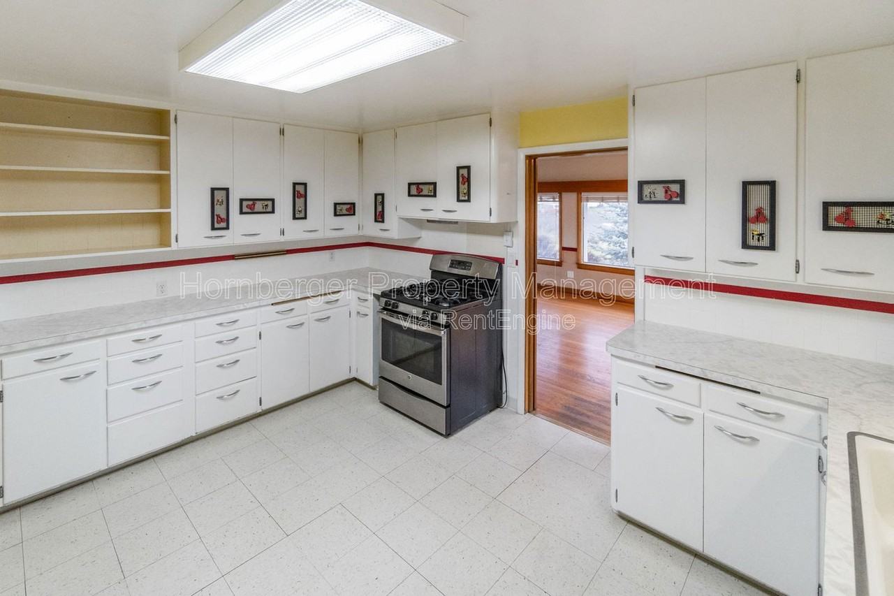 2324 E South Crescent Ave - Photo 3 of 40