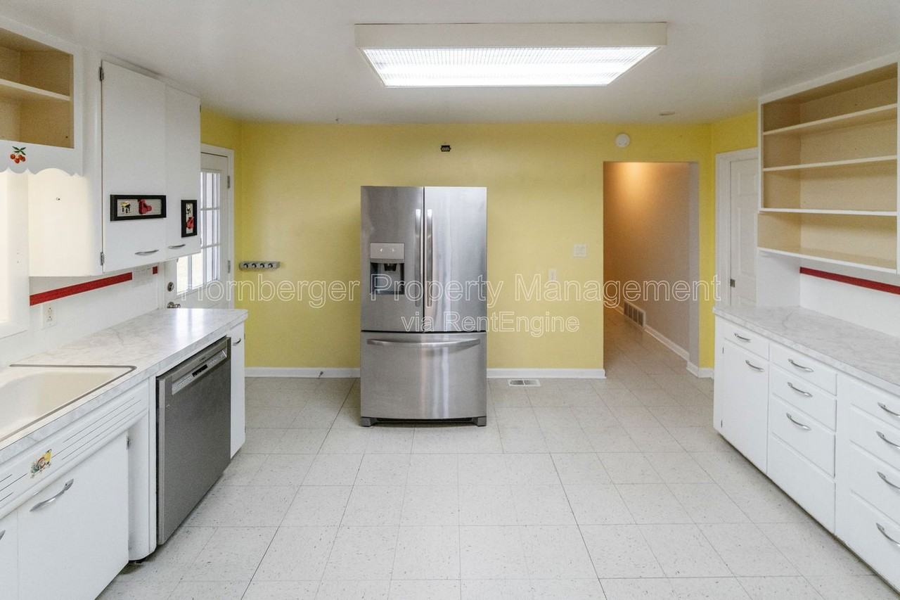 2324 E South Crescent Ave - Photo 4 of 40