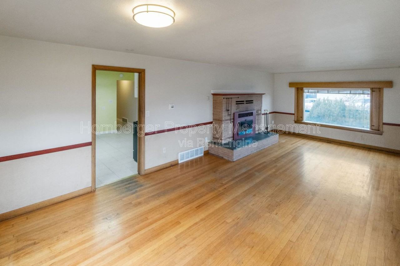 2324 E South Crescent Ave - Photo 7 of 40