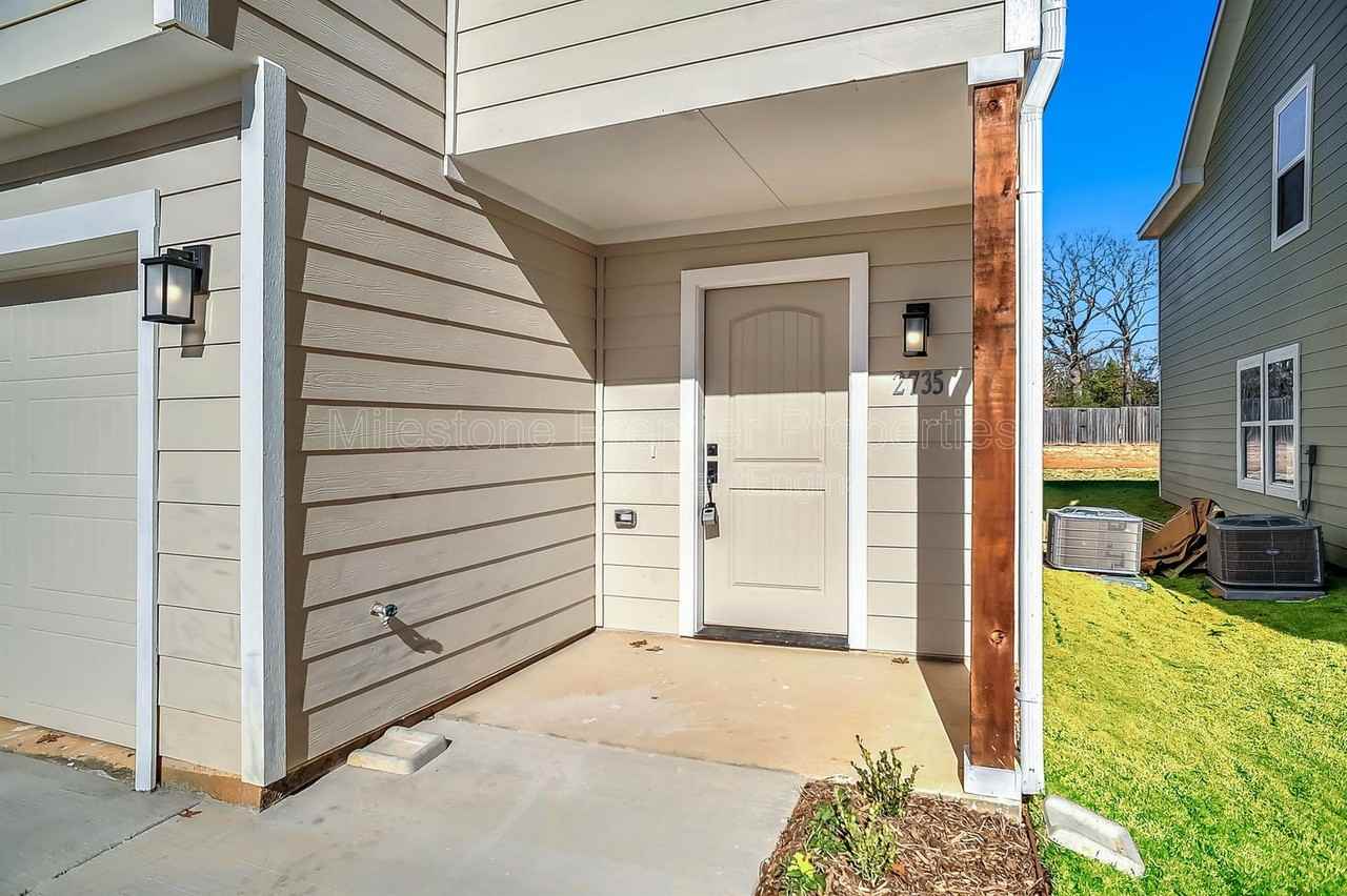 2735 W Washington St - Photo 2 of 12