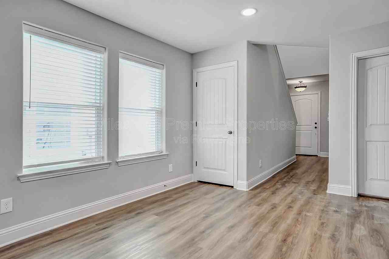 2735 W Washington St - Photo 6 of 12