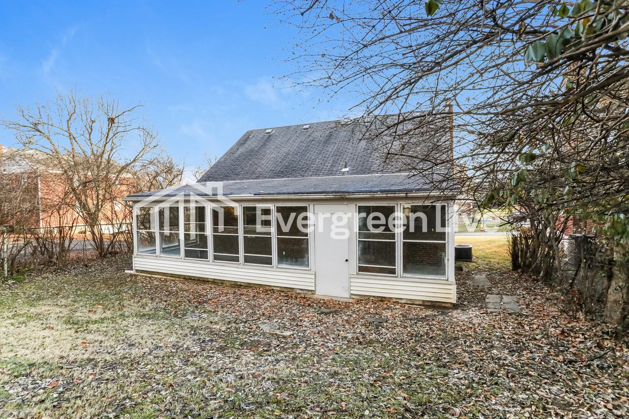 3316 Robinet Dr - Photo 3 of 15