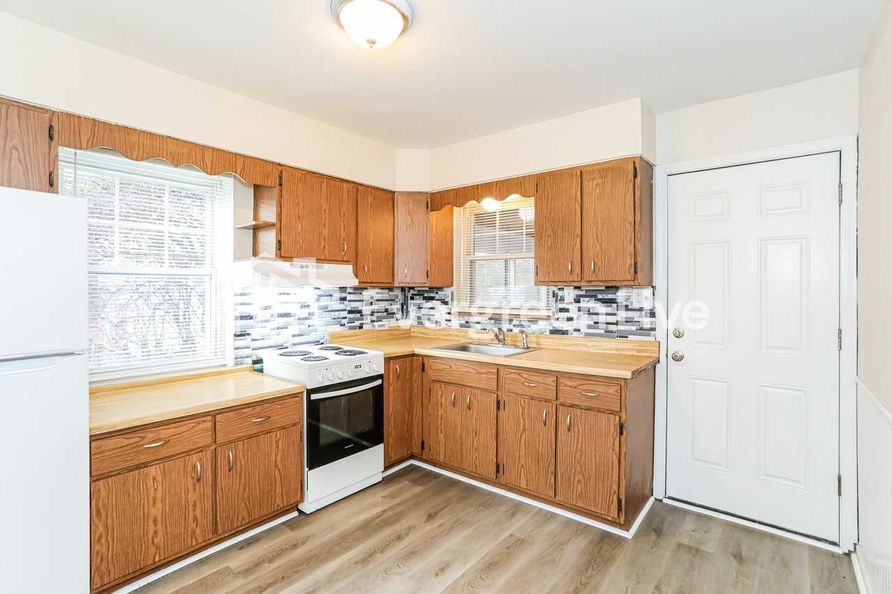 3316 Robinet Dr - Photo 6 of 15