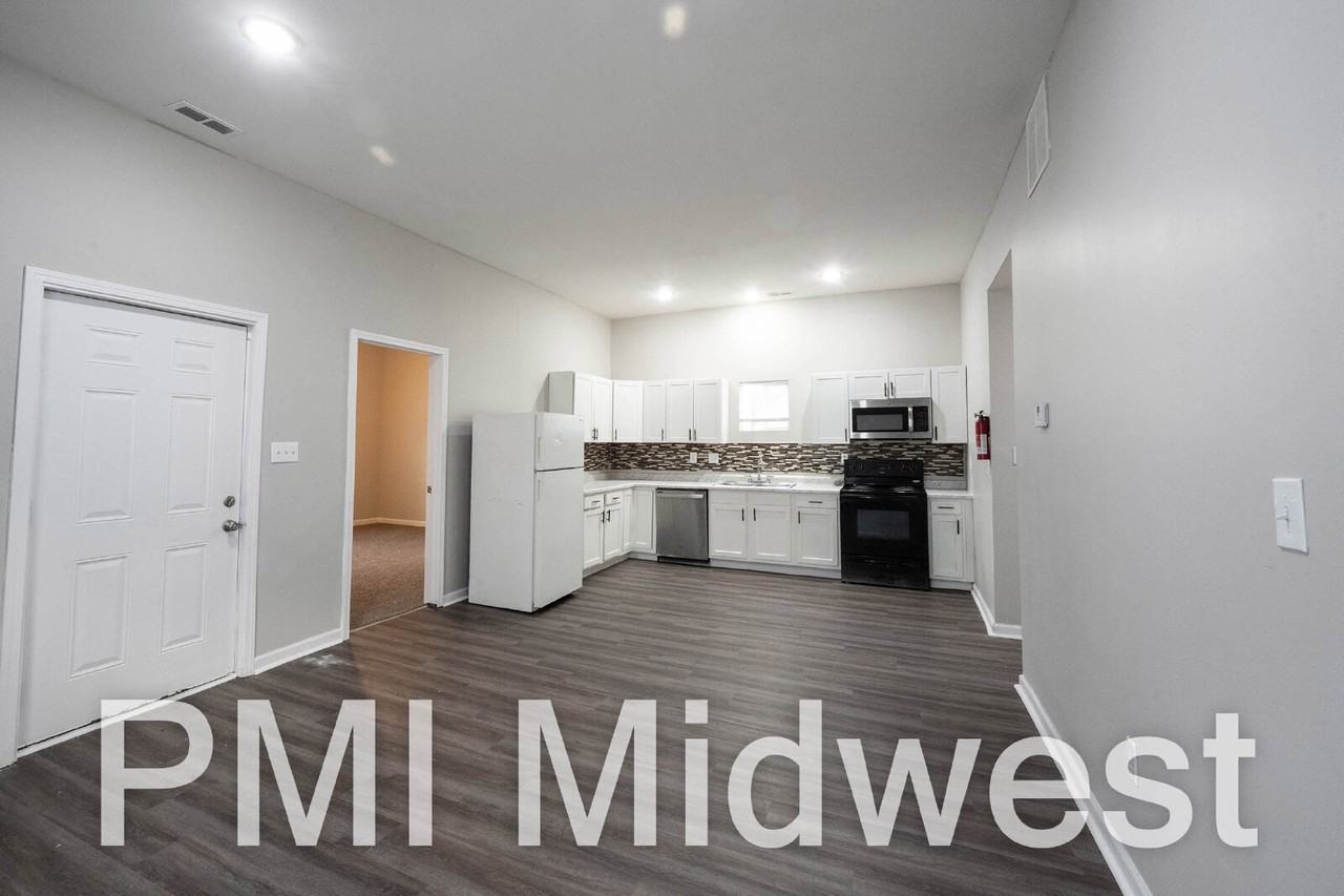 925 N Sheffield Ave - Photo 3 of 17