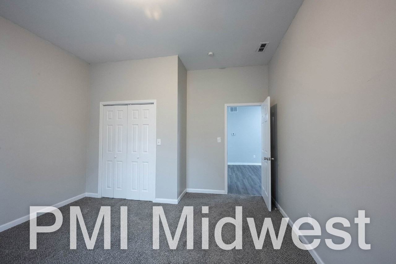 925 N Sheffield Ave - Photo 7 of 17