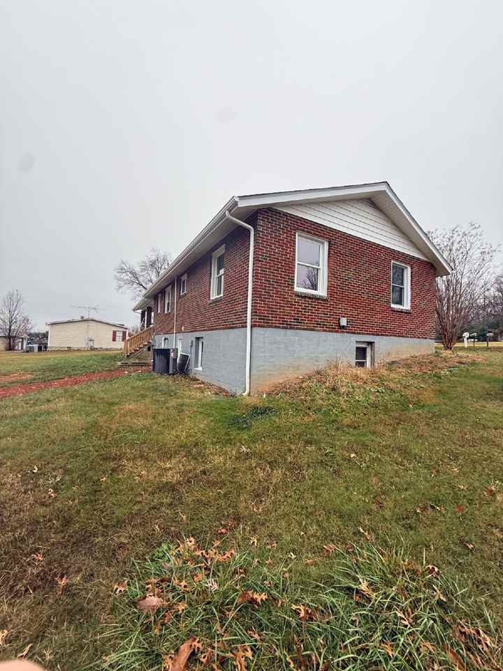 1801 Waterlick Rd - Photo 2 of 14