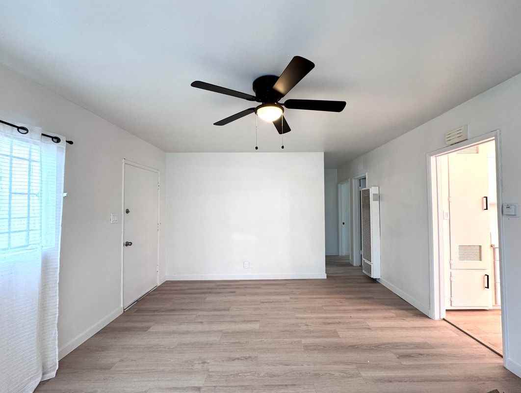 1540 W 60th St ##2 - Photo 3 of 14