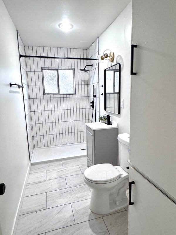 1540 W 60th St ##2 - Photo 5 of 14