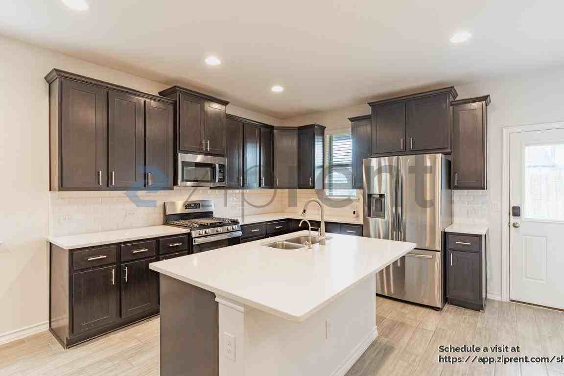 7603 Elk Grove Path - Photo 6 of 23