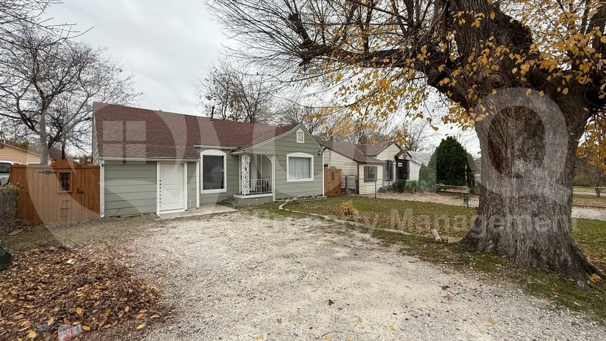 2246 Anson Rd - Photo 3 of 10