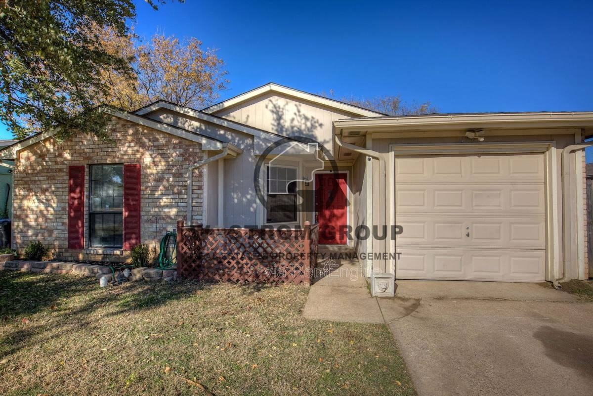 4221 Heath St - Photo 3 of 10