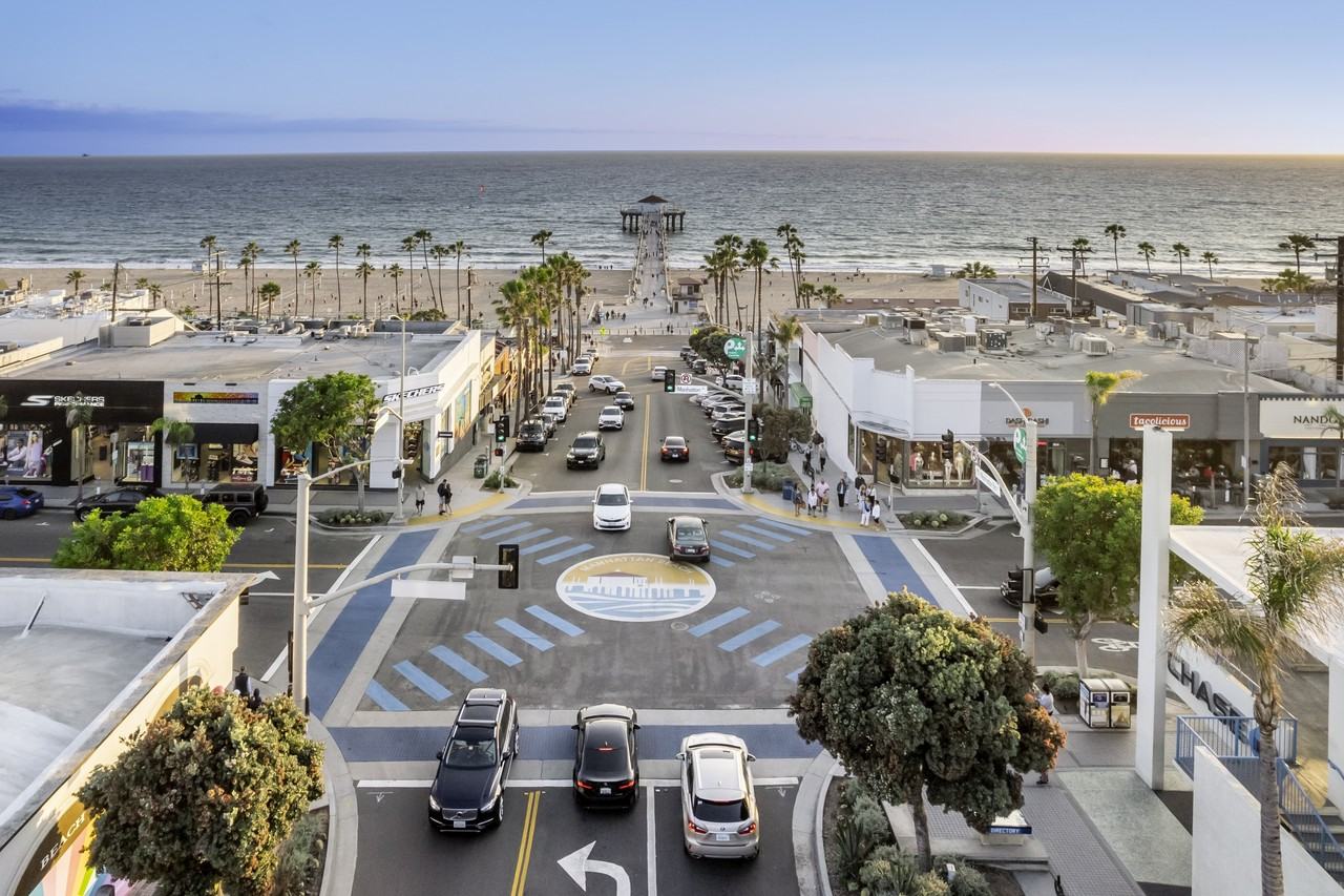 208 38th Pl - Photo 2 of 20