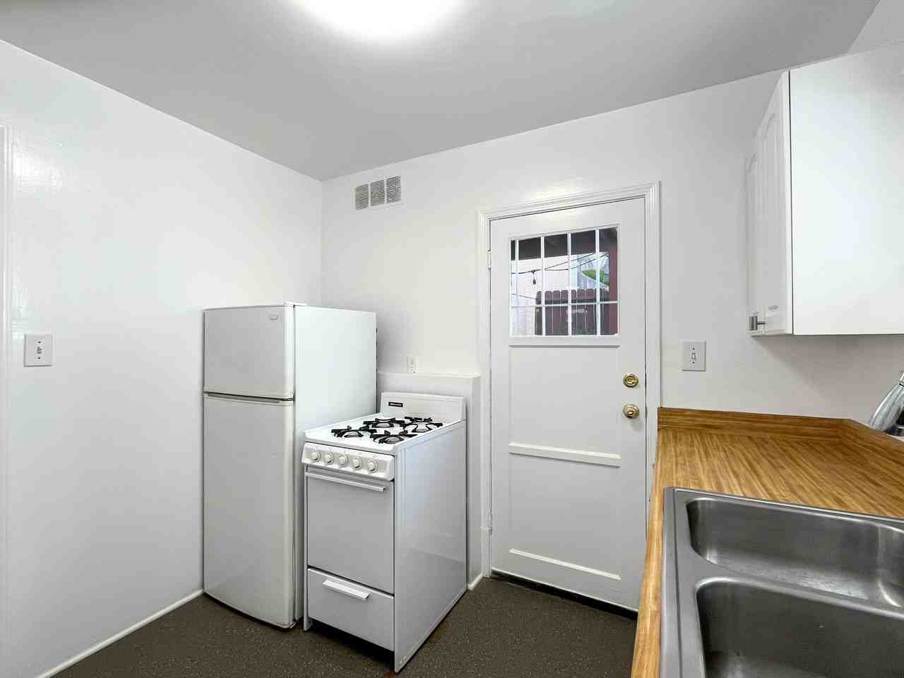 208 38th Pl - Photo 3 of 20