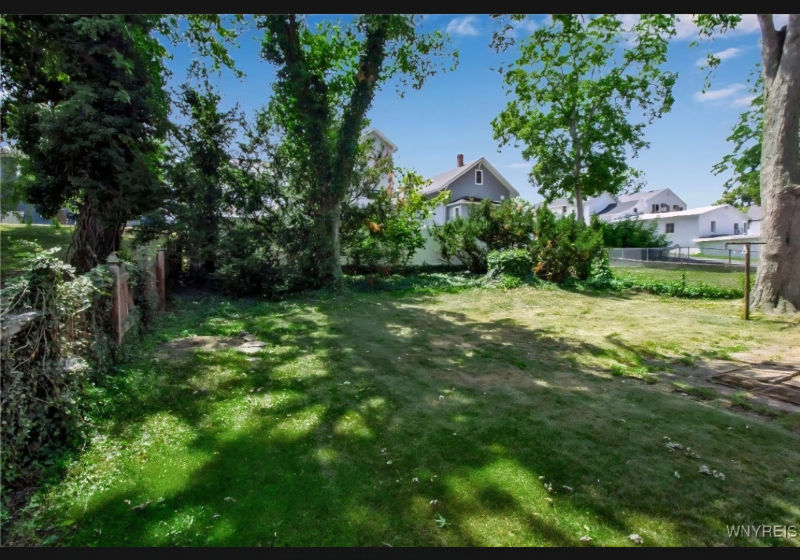 481 Onondaga St - Photo 2 of 20