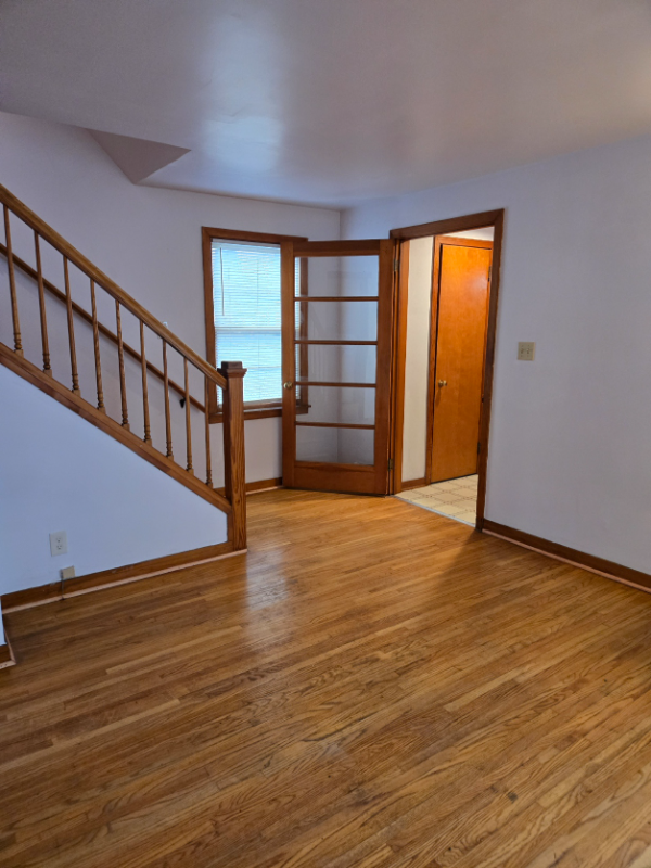 481 Onondaga St - Photo 5 of 20