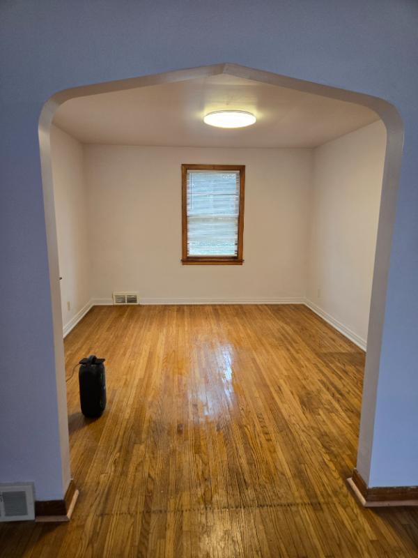 481 Onondaga St - Photo 7 of 20