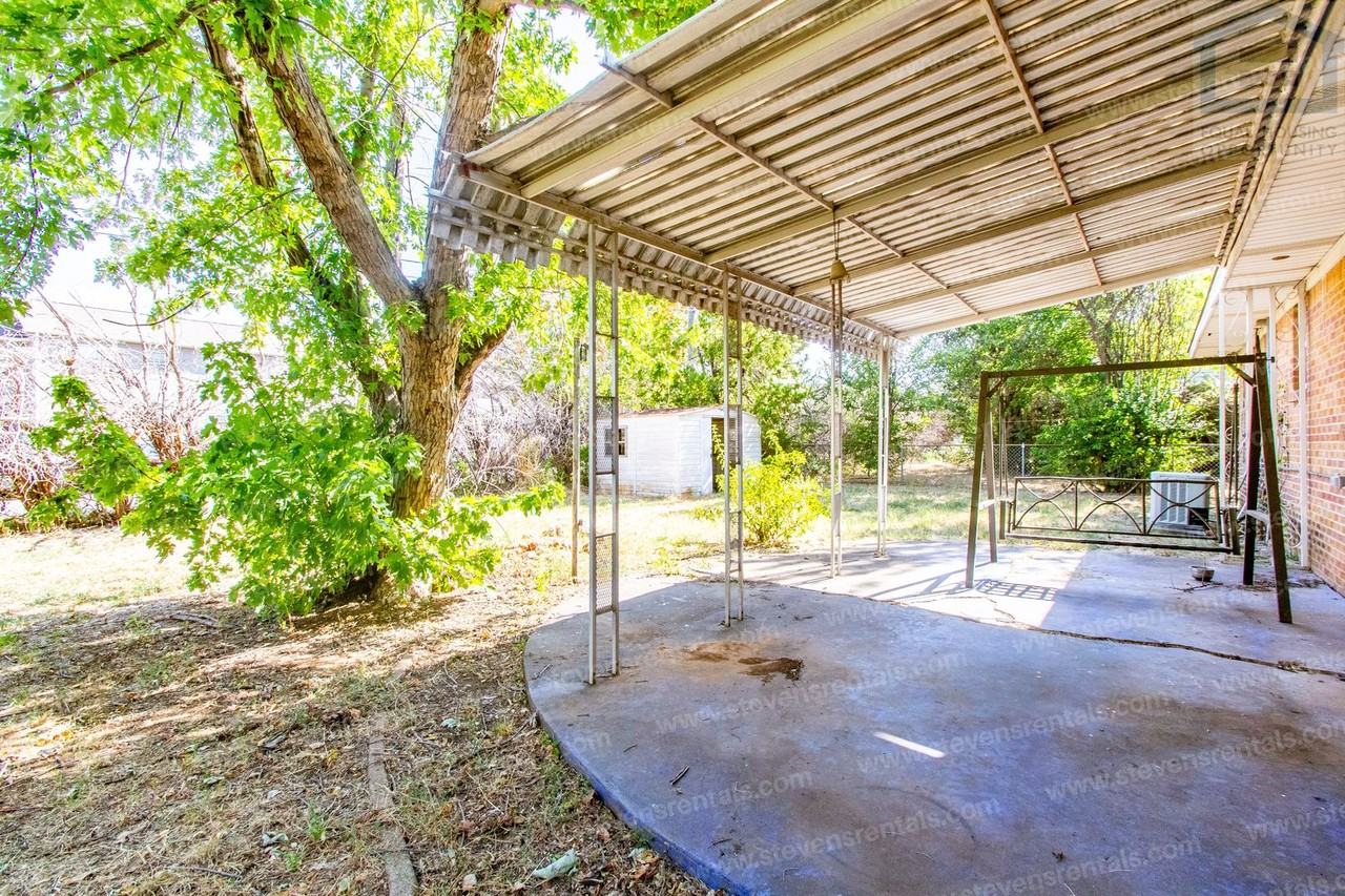 2205 Nw Smith Ave - Photo 2 of 33