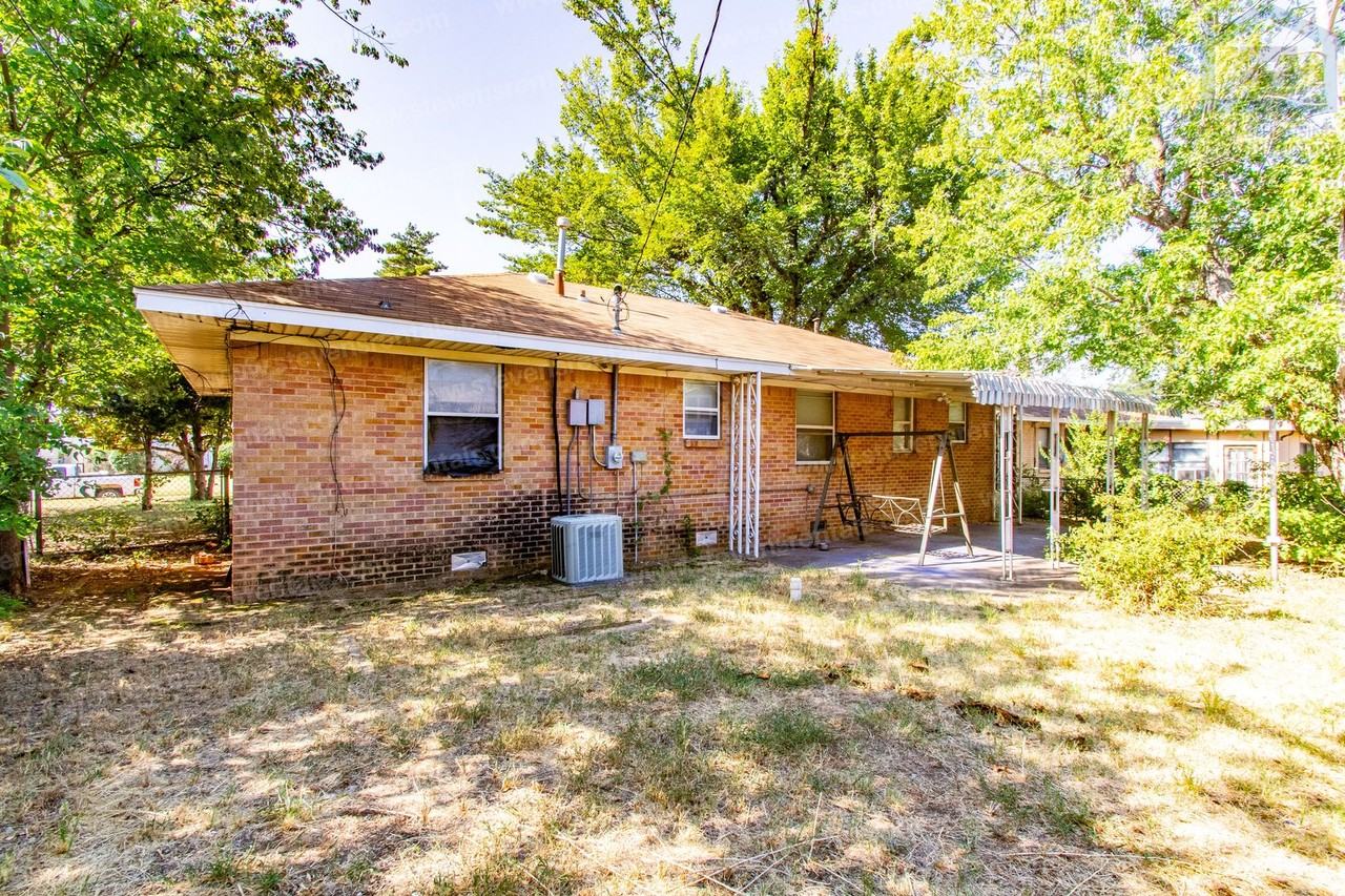 2205 Nw Smith Ave - Photo 3 of 33