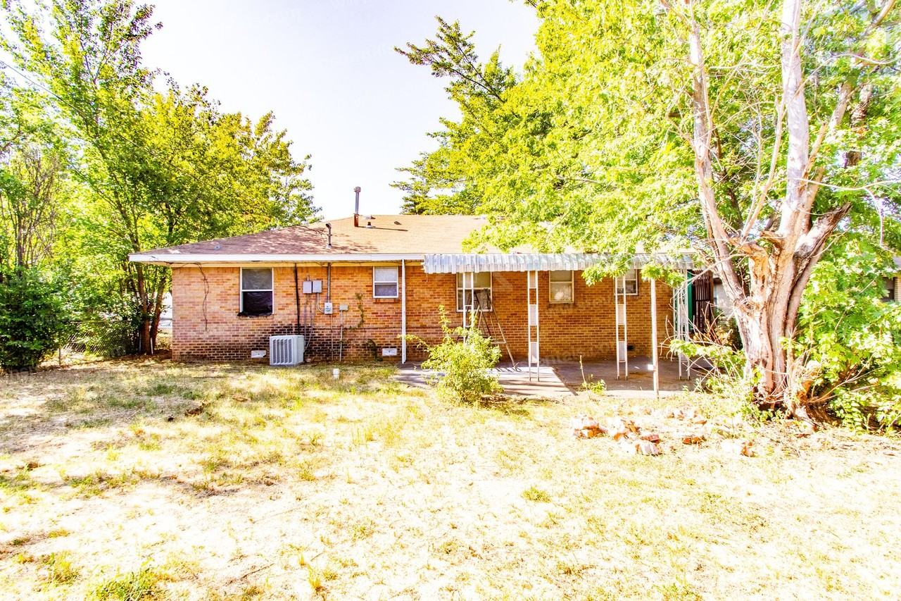 2205 Nw Smith Ave - Photo 4 of 33