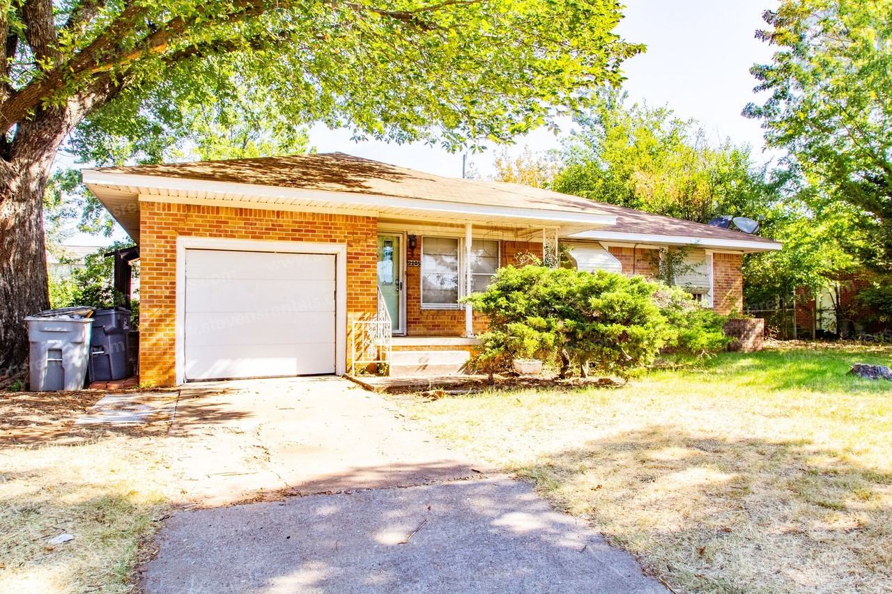 2205 Nw Smith Ave - Photo 5 of 33