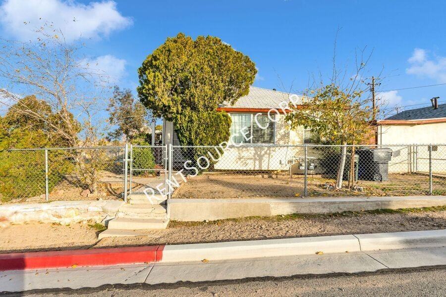 1040 Flora St - Photo 6 of 34