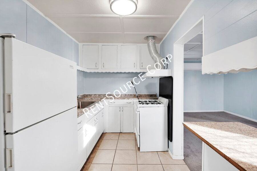 1040 1/2 Flora St - Photo 7 of 32